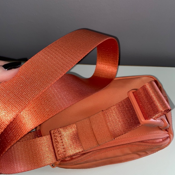 LULULEMON Coral Kiss Everywhere Belt Bag 1L - Picture 4 of 16